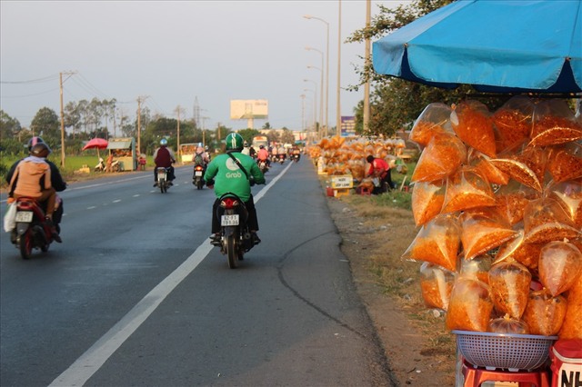 Tiệm bánh tráng ở Long An đang nổi đình đám có gì mà khiến nhiều người cất công đi quãng đường hơn 1 tiếng đồng hồ để mua cho bằng được? - Ảnh 5.