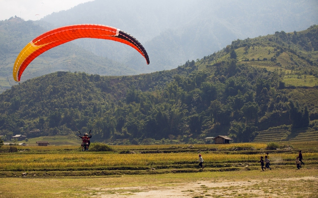 Ảnh: Nghỉ lễ Quốc Khánh 2/9, đến Yên Bái ngắm dù lượn bay trên ruộng bậc thang vàng óng - Ảnh 8.