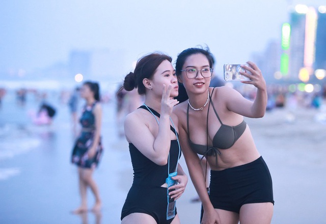 Photo: Da Nang beach is full of people on the occasion of September 2 - Photo 9.