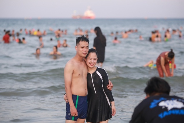 Photo: Da Nang beach is full of people on the occasion of September 2 - Photo 10.