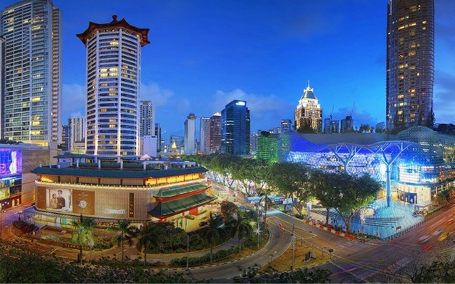 Orchard Road - khu mua sắm nổi tiếng nhất Singapore.