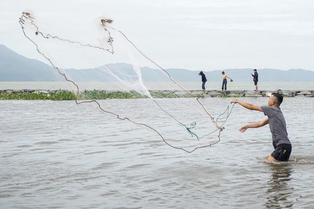 Nghề độc chỉ có sau bão ở Đà Nẵng: Ra biển săn cá nước ngọt khủng - Ảnh 2.