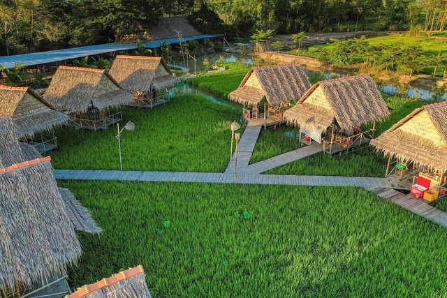 Visit the tourist area located in the middle of green fields, experience the elegant pleasures of Westerners - Photo 3.