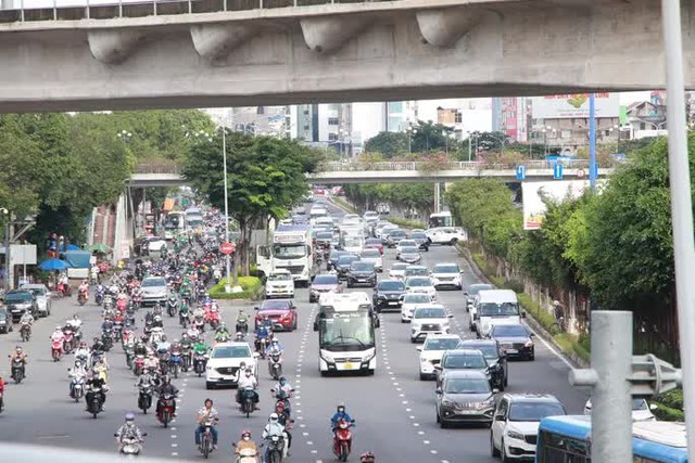 Video: Cấm lưu thông qua cầu Nguyễn Hữu Cảnh bị võng, giao thông đang rối - Ảnh 9.