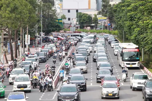 Video: Cấm lưu thông qua cầu Nguyễn Hữu Cảnh bị võng, giao thông đang rối - Ảnh 7.