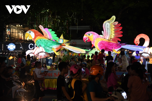 A sea of ​​people took to the streets to process the giant Mid-Autumn Festival lights in Tuyen Quang - Photo 2.