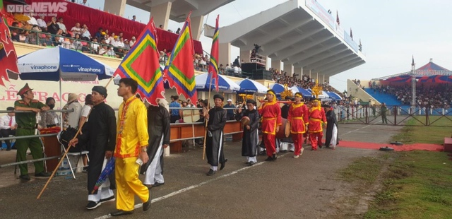  Vạn người đội mưa, chen chân về xem Lễ hội chọi trâu Đồ Sơn, Hải Phòng - Ảnh 2.