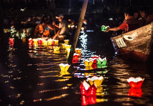 Enjoy the moonlit night of the Mid-Autumn Festival in Hoi An with many traditional festival activities - Photo 2.
