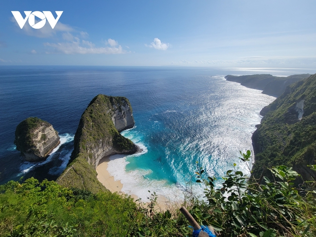 Khám phá sống lưng khủng long tuyệt mỹ trên đảo Nusa Penida ở Bali - Ảnh 1.