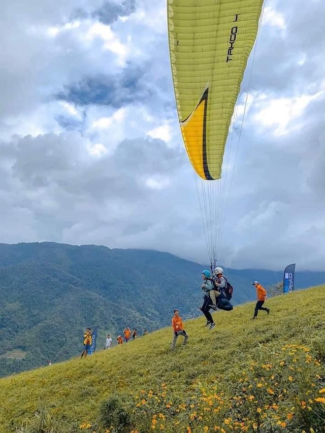 Paragliding at Mu Cang Chai attracts young people, an interesting flying experience that should be tried once in a lifetime - Photo 9.