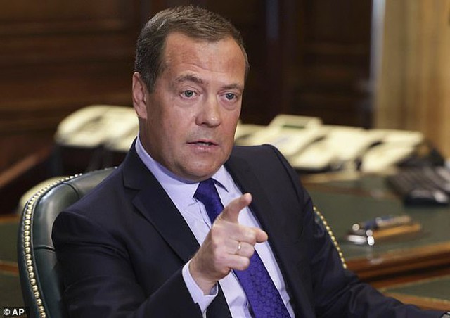 Khủng hoảng Ukraine: Ông Medvedev nói về ván cờ tử thần - Ảnh 1.