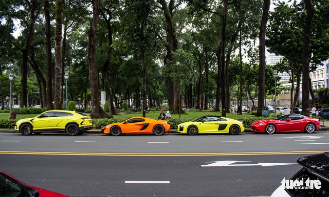 Seamless multi-colored supercars on the road during the National Day holiday - Photo 2.