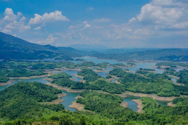 10 hồ nước đẹp nhất Việt Nam: Có nơi được gọi là Vịnh Hạ Long của Tây Nguyên - Ảnh 1.