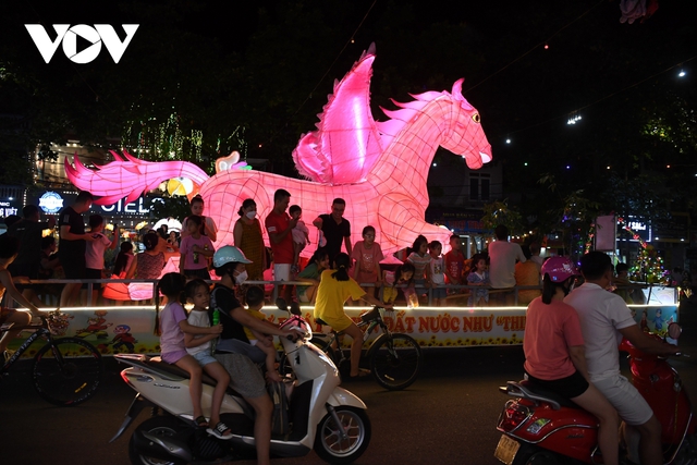 The sea of ​​people took to the streets to process the giant Mid-Autumn lanterns in Tuyen Quang - Photo 11.