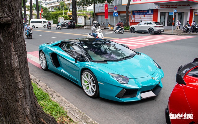 Seamless multi-colored supercars go to the streets during the National Day holiday - Photo 11.