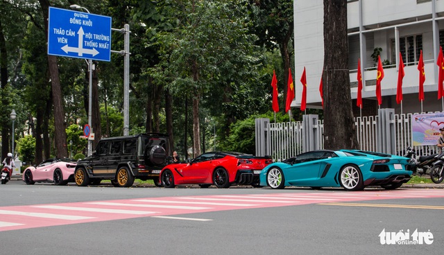 Seamless multi-colored supercars go to the streets on the occasion of the National Day holiday - Photo 12.