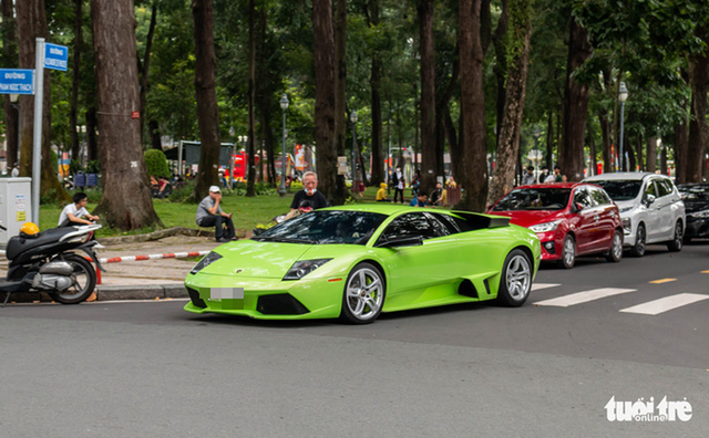 Seamless multi-colored supercars on the road on the occasion of the National Day holiday - Photo 13.