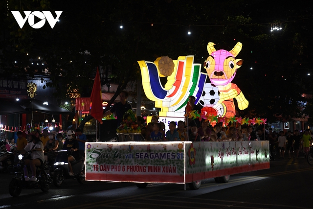 Sea of ​​people took to the streets to process the giant Mid-Autumn Festival lights in Tuyen Quang - Photo 3.