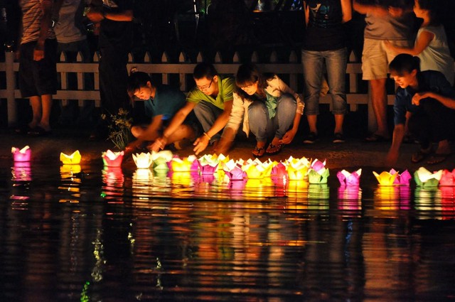 Enjoy the moonlit night of the Mid-Autumn Festival in Hoi An with many traditional festival-style activities - Photo 3.