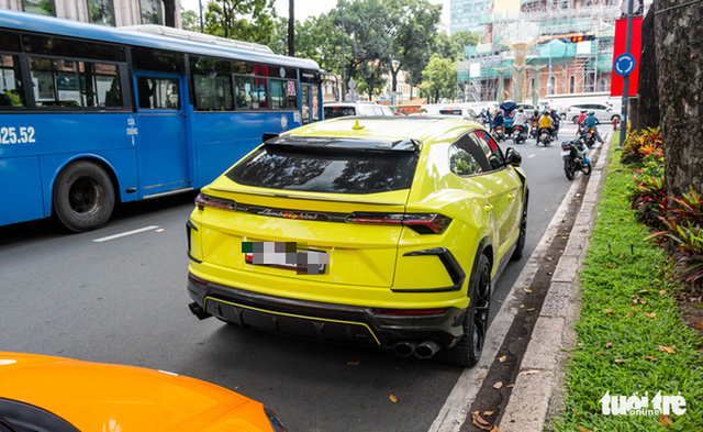 Seamless multi-colored supercars on the road on the occasion of the National Day holiday - Photo 3.