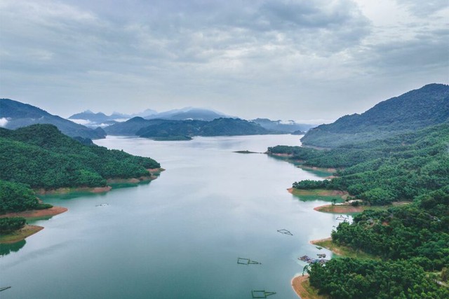 10 hồ nước đẹp nhất Việt Nam: Có nơi được gọi là Vịnh Hạ Long của Tây Nguyên - Ảnh 3.