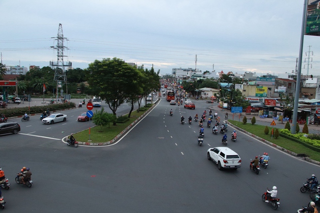  TP HCM: Mưa lớn, người dân chật vật quay trở lại thành phố - Ảnh 3.