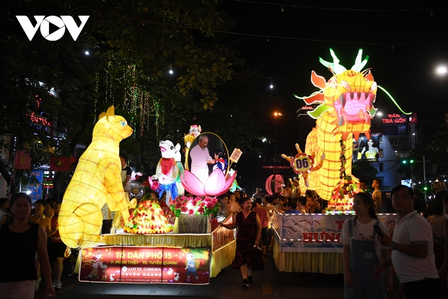 Sea of ​​people took to the streets to process the giant Mid-Autumn Festival lights in Tuyen Quang - Photo 4.