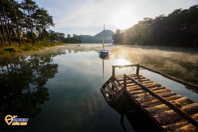 10 hồ nước đẹp nhất Việt Nam: Có nơi được gọi là Vịnh Hạ Long của Tây Nguyên - Ảnh 4.