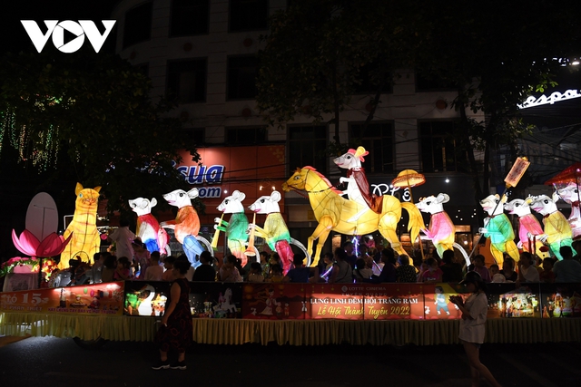 Sea of ​​people took to the streets to process the giant Mid-Autumn Festival lights in Tuyen Quang - Photo 5.