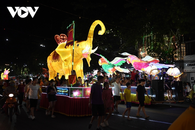 Sea of ​​people take to the streets to process the giant Mid-Autumn Festival lights in Tuyen Quang - Photo 6.