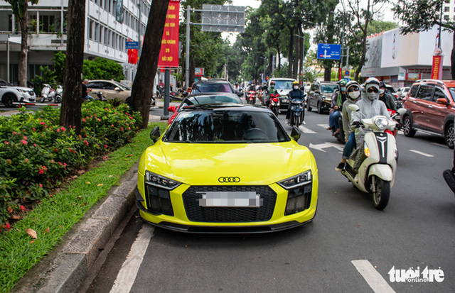 Seamless multi-colored supercars on the road during the National Day holiday - Photo 6.