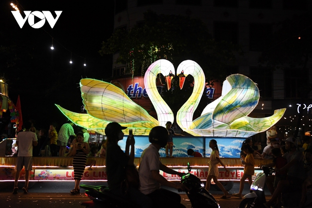 Sea of ​​people took to the streets to process the giant Mid-Autumn Festival lights in Tuyen Quang - Photo 7.