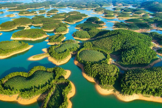 10 hồ nước đẹp nhất Việt Nam: Có nơi được gọi là Vịnh Hạ Long của Tây Nguyên - Ảnh 7.