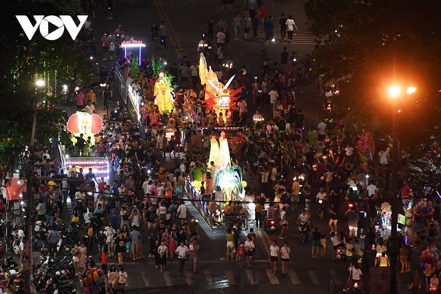 Sea of ​​people took to the streets to process the giant Mid-Autumn Festival lights in Tuyen Quang - Photo 8.