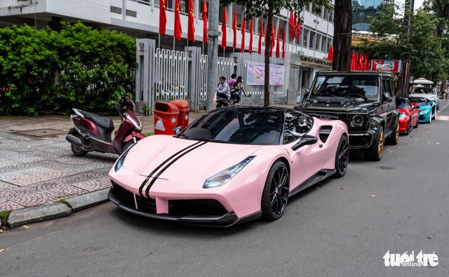 Seamless multi-colored supercars on the road during the National Day holiday - Photo 8.
