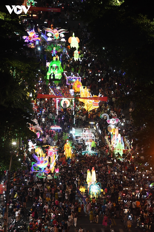 A sea of ​​people took to the streets to process the giant Mid-Autumn Festival lights in Tuyen Quang - Photo 9.