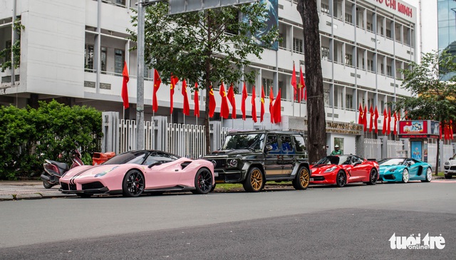 Seamless multi-colored supercars go to the streets on the occasion of the National Day holiday - Photo 9.