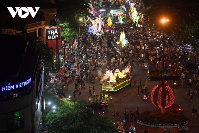Sea of ​​people took to the streets to process the giant Mid-Autumn Festival lights in Tuyen Quang - Photo 10.