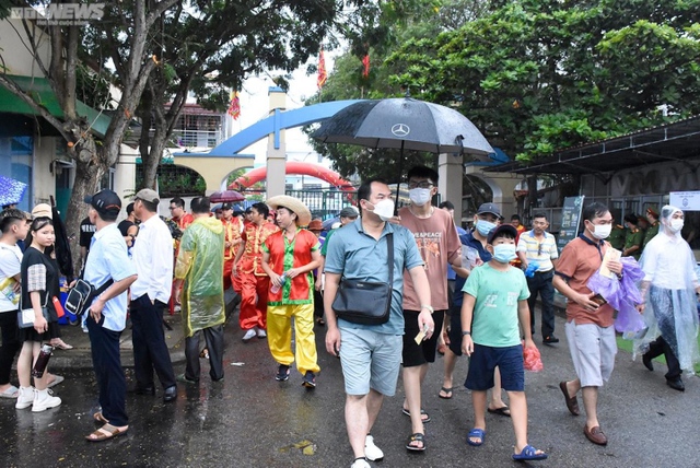  Vạn người đội mưa, chen chân về xem Lễ hội chọi trâu Đồ Sơn, Hải Phòng - Ảnh 10.