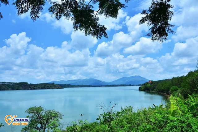 10 hồ nước đẹp nhất Việt Nam: Có nơi được gọi là Vịnh Hạ Long của Tây Nguyên - Ảnh 10.
