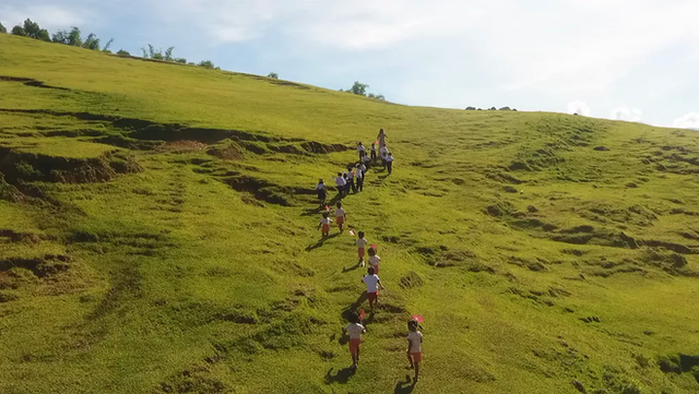  Xúc động lễ khai giảng ở nơi không điện, không nước giữa thảo nguyên xanh  - Ảnh 1.