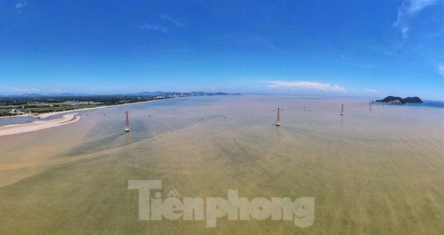 Cận cảnh cáp treo vượt biển dài nhất Bắc Trung Bộ - Ảnh 1.