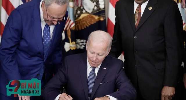 Chính sách xe điện ông Joe Biden mới ký: Treo lợi thế của VinFast bằng sợi tóc - Ảnh 1.