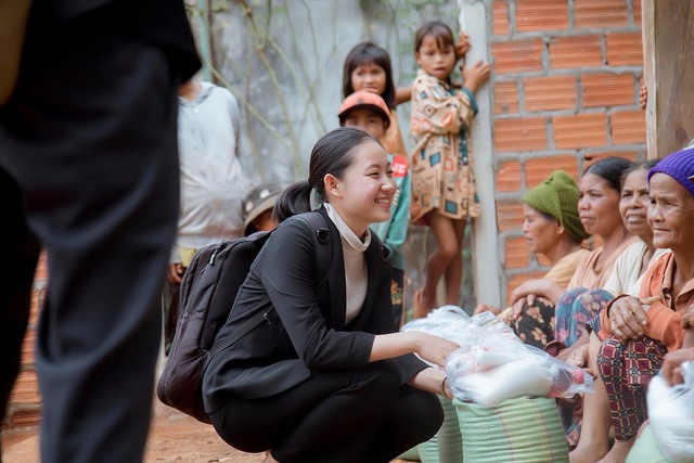 Hành trình rong ruổi khắp các buôn làng làm thiện nguyện của nữ sinh 18 tuổi - Ảnh 2.