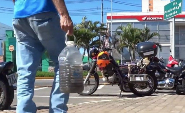 Giá xăng tăng cao, người đàn ông chế tạo chiếc mô tô chạy bằng nước: Đi 500km nhưng chỉ dùng 1 lít nhiên liệu - Ảnh 2.
