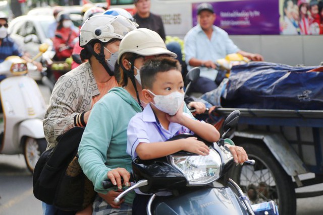  Ảnh: Người dân Hà Nội và TP.HCM mệt mỏi vì tắc đường trong ngày đầu tiên đi làm sau kỳ nghỉ lễ và đưa con đến trường khai giảng - Ảnh 11.