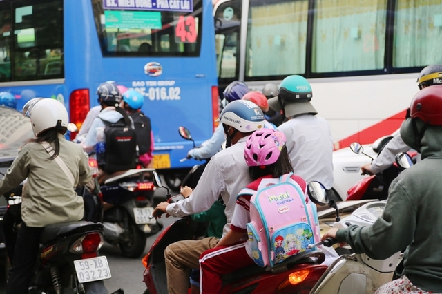 Ảnh: Người dân Hà Nội và TP.HCM mệt mỏi vì tắc đường trong ngày đầu tiên đi làm sau kỳ nghỉ lễ và đưa con đến trường khai giảng - Ảnh 12.