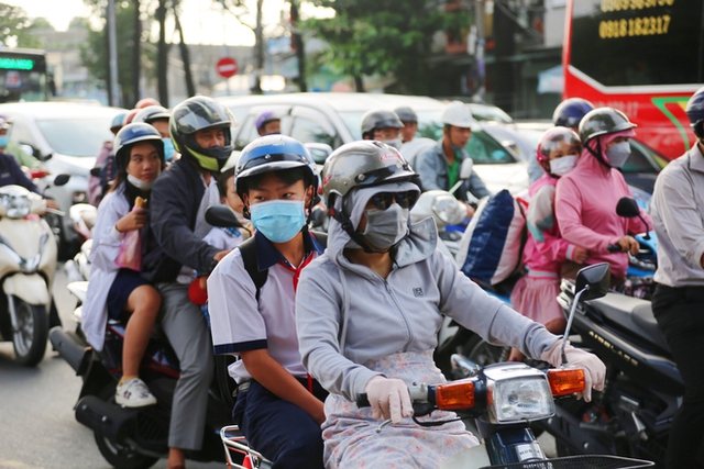 Ảnh: Người dân Hà Nội và TP.HCM mệt mỏi vì tắc đường trong ngày đầu tiên đi làm sau kỳ nghỉ lễ và đưa con đến trường khai giảng - Ảnh 14.