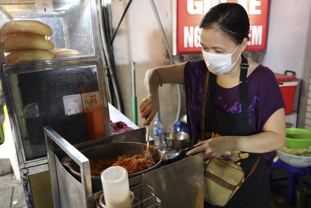 Bánh mì dân tổ ở Hà Nội từng được khách xếp hàng dài chờ mua bây giờ thế nào? - Ảnh 14.