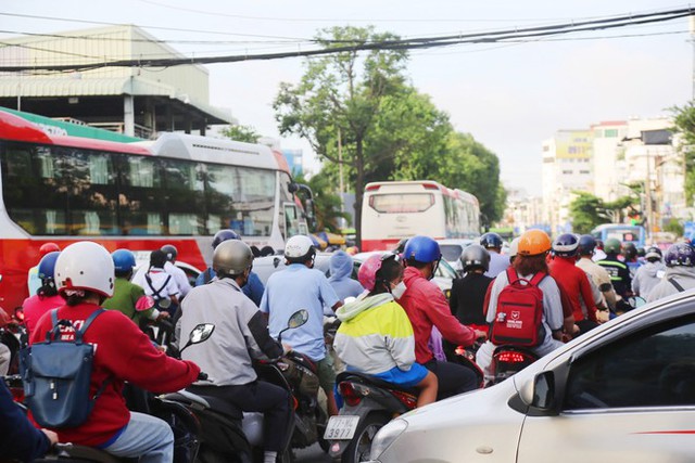 Ảnh: Người dân Hà Nội và TP.HCM mệt mỏi vì tắc đường trong ngày đầu tiên đi làm sau kỳ nghỉ lễ và đưa con đến trường khai giảng - Ảnh 15.